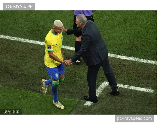 维尼修斯训练课后加练:在高速带球中对不同传球路线的选择